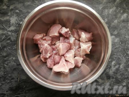  Мякоть свинины нарезала на средние кусочки.
