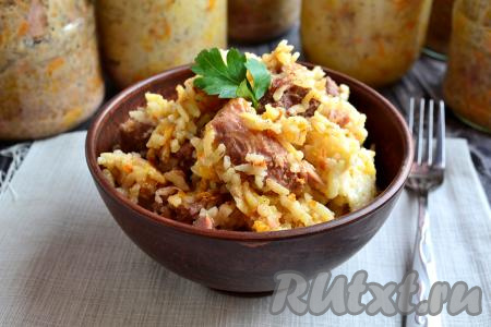 Домашняя тушёнка с крупой может храниться при температуре не выше 10-12 градусов 1-2 месяца. Для пробы я открыла баночку тушёнки с рисом - очень вкусно!