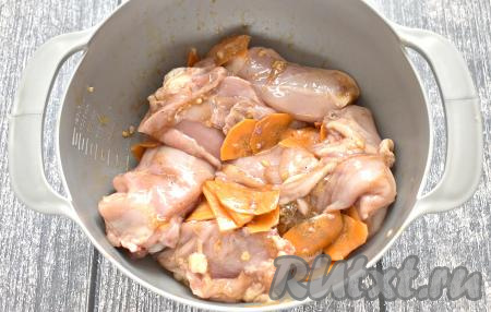 Тщательно перемешиваем кусочки куриного мяса, равномерно покрывая их мёдом, специями и соевым соусом, отправляем мариноваться минут на 30 на нижнюю полку холодильника.