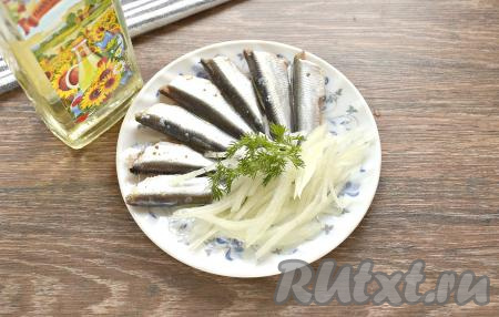 Наивкуснейшую, ароматную кильку пряного посола можно подать к столу, дополнив нарезанным луком или полив растительным маслом. Эта рыбка отлично сочетается с отварной картошечкой. С такой в меру солёной килькой можно делать и вкусные бутерброды.