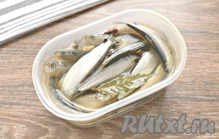 Оставляем кильку просаливаться на 6-7 часов при комнатной температуре. Спустя это время рыбку уже можно подавать к столу. Далее хранить рыбу в рассоле нужно уже в холодильнике. Из кастрюльки кильку я перекладываю в контейнер, заливаю полностью рассолом, в котором она просаливалась, закрываю крышкой и ставлю в холодильник. Обычно я засаливаю небольшое количество кильки, поэтому через 2-3 дня она уже съедается.