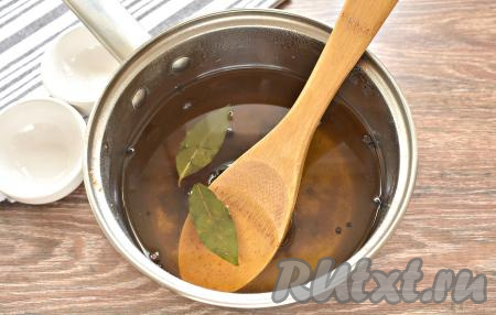 К специям вливаем 1 литр воды, ставим на огонь, даём воде закипеть и убираем с огня. К воде со специями сразу всыпаем сахар и соль, хорошо перемешиваем, чтобы все кристаллики растворились. Получившийся пряный рассол полностью остужаем.