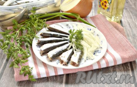 Приготовьте в домашних условиях аппетитную кильку пряного посола и насладитесь её вкусом!