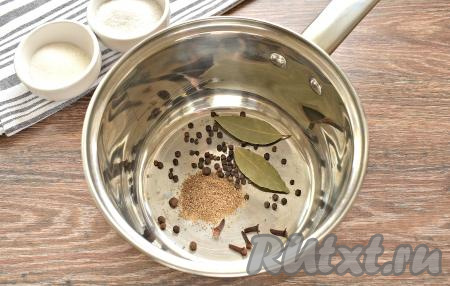 В первую очередь приготовим рассол, для этого в небольшой ковшик (или кастрюльку) всыпаем горошины душистого и чёрного перцев, гвоздику, добавляем лавровые листья и молотый кориандр.