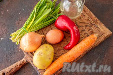 Подготовьте все необходимые ингредиенты для приготовления супа с черемшой. Яйца нам понадобятся для подачи, отварите их в течение 9-10 минут с момента закипания воды, затем охладите и очистите.