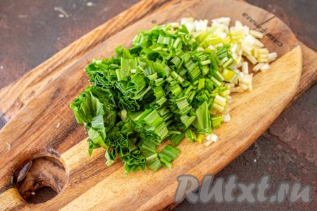 Черемшу очистите от плёночки, покрывающей стебли, промойте, нарежьте её мелко и добавьте в суп. Посолите, поперчите, снова дайте супчику закипеть, а затем проварите на умеренном огне ещё 3-4 минуты.