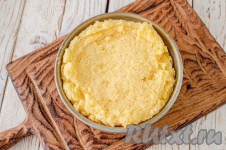 Для подачи можно воспользоваться таким способом: небольшую мисочку смажьте сливочным маслом и выложите в неё плотно утрамбовывая ещё горячую мамалыгу.