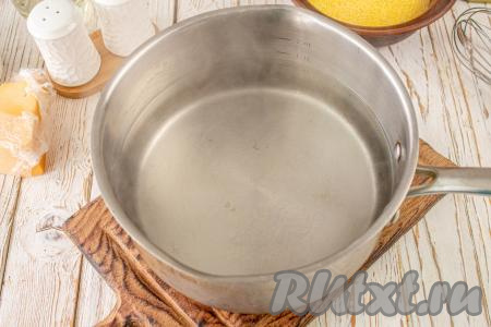 Влейте 1,2 литра воды в кастрюлю с толстым дном, на сильном огне доведите до кипения, посолите (я добавляю 1 неполную чайную ложку), уменьшите огонь.