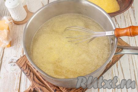 Небольшими порциями всыпайте кукурузную крупу, при этом постоянно помешивая венчиком (или лопаткой).