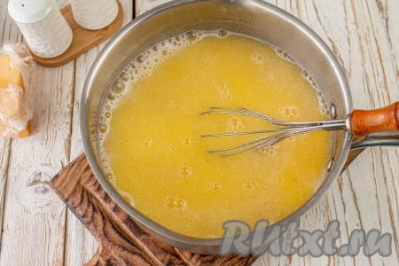 Так всыпьте всю крупу, непрерывно перемешивая, затем убавьте нагрев до минимального и варите мамалыгу 18-20 минут, периодически помешивая.