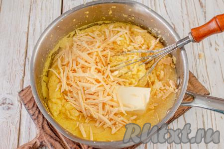 Сыр натрите на тёрке и с кусочком сливочного масла добавьте к мамалыге, хорошо перемешайте, проварите вместе на небольшом огне ещё 1-2 минуты и снимите с плиты.