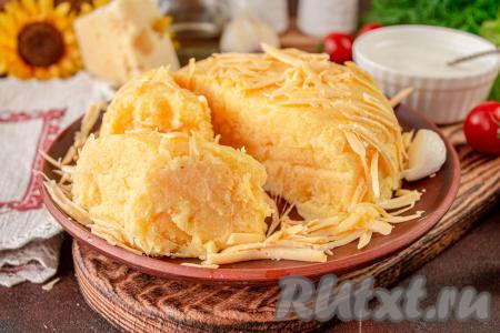 Мамалыгу с сыром подавайте порционно. Блюдо получается с насыщенным сливочным вкусом. Многие предпочитают такую мамалыгу в горячем виде. Но она невероятно вкусна и после остывания, особенно со сметаной.