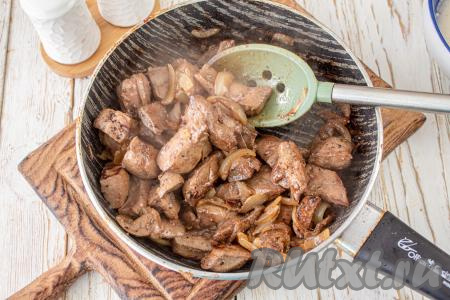 Обжаривайте говяжью печень с луком до румяности печёнки (около 7-8 минут), иногда помешивая, по вкусу посолите и поперчите.