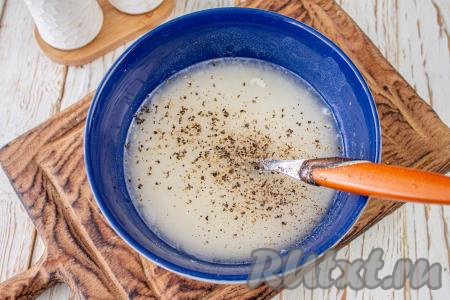 В отдельной тарелке 300 миллилитров холодной воды смешайте с мукой с помощью венчика до однородности (чтобы не было комочков), подсолите и поперчите.