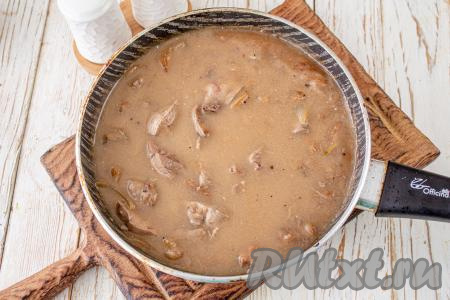 Влейте получившуюся смесь воды и муки в сковороду с говяжьей печенью и луком. Постоянно помешивая, доведите до кипения, а затем тушите на слабом огне 5-7 минут.