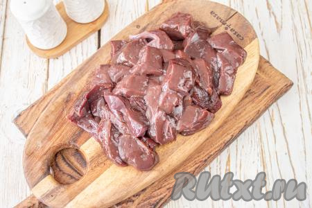 Замочите очищенную говяжью печень в холодной воде минут на 30, если располагаете временем, то можно замочить и на более длительное время. Затем обсушите печёнку бумажными полотенцами. Подготовленную говяжью печень нарежьте острым ножом на небольшие брусочки.