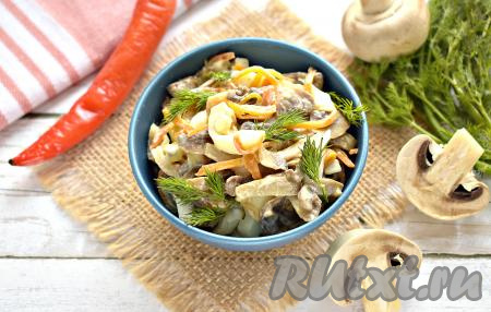 Вкусный, аппетитный, сытный салат, приготовленный из жареных шампиньонов с морковкой, яйцами и луком, перекладываем в салатник и можно подавать к столу.