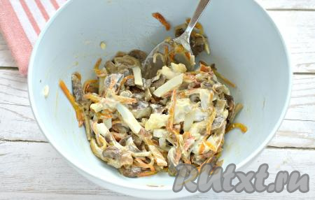 Перемешиваем салат.