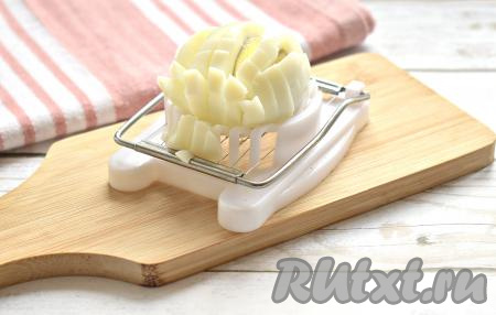 Куриные яйца отвариваем 10 минут после закипания. Охлаждаем варёные яйца в ледяной воде, затем очищаем. Крупно нарезаем яйца. Я воспользовалась яйцерезкой.