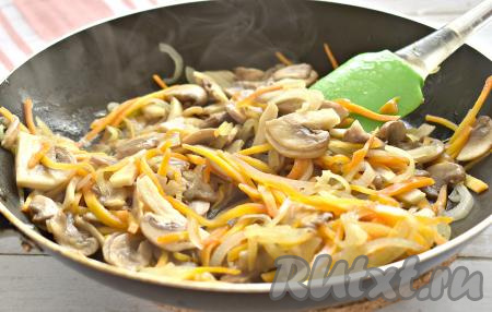 На сковороде прогреваем растительное масло, затем выкладываем морковь, шампиньоны и лук, перемешиваем. Обжариваем грибы с овощами, периодически помешивая, минут 10-12 на среднем огне, затем убираем с огня и остужаем.