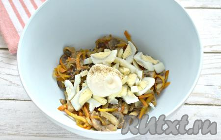 По вкусу содержимое миски солим, перчим, заправляем майонезом.