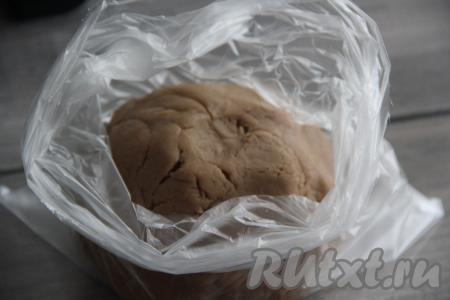 Переложить тесто в пакет и убрать на 1 час в холодильник.