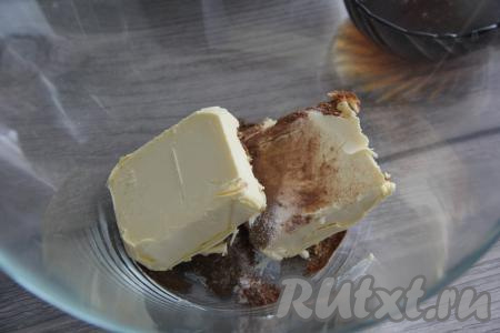 В миску выложить мягкое масло, добавить мускатный орех, имбирь, корицу, ванилин, какао и соль.