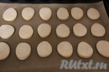 Выпекать пряники в разогретой духовке минут 10-13 при температуре 180 градусов. Готовые пряники остудить. У меня получилось 35 штук.