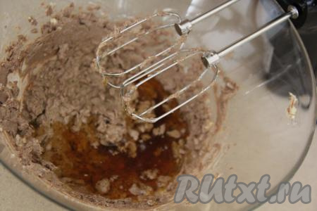 Влить жидкий мёд и перемешать миксером. Если у вас мёд засахаренный, тогда разогрейте его на водяной бане (или в микроволновке), чтобы он стал жидким.