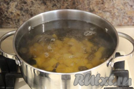 А после закипания, уменьшив огонь, варить грибы 30 минут. Затем вынуть луковицу, она нам больше не понадобится. Картошку нарезать на средние кубики и добавить в кастрюлю с отваренными грибами.