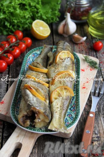 Переложить запечённую рыбку на тарелку и подать к столу, дополнив гарниром или свежими овощами. Навага, приготовленная в фольге в духовке, получается сочной, ароматной, она отлично впишется в повседневное меню.