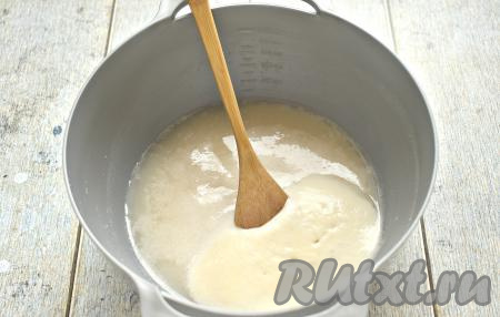 Вот такая пенная шапка образуется на поверхности воды.