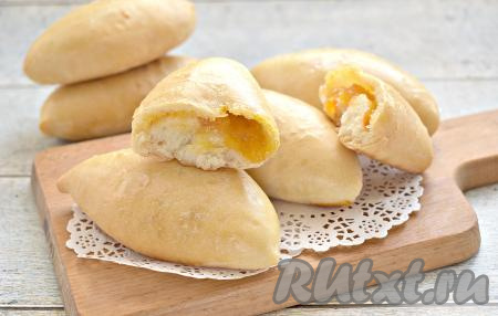 На этот раз из теста я испекла постные пирожки с вареньем.