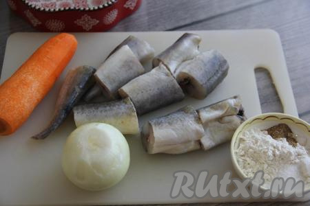 Подготовить продукты. У меня навага потрошёная, если вы купили не потрошёная рыбку, тогда нужно удалить голову, внутренности вместе с чёрной плёночкой из брюшка, отрезать хвост с плавниками, счистить чешую. Промыть рыбку и нарезать на крупные кусочки. Луковицу и морковку почистить.
