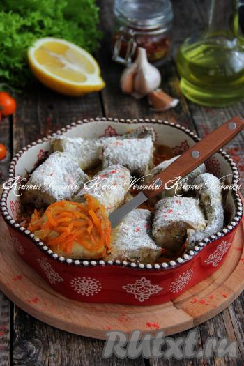 Достать навагу с луком и морковью из духовки и подать к столу в горячем виде.