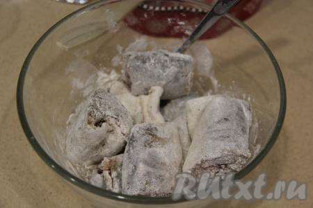 В миску всыпать муку, соль и специи для рыбы, перемешать мучную смесь и выложить кусочки наваги. Тщательно обвалять со всех сторон рыбку в мучной смеси.