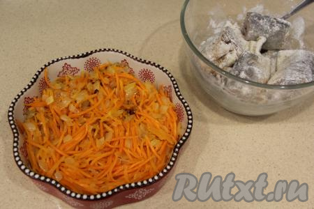 В жаропрочную форму выложить обжаренные лук с морковкой и разровнять.