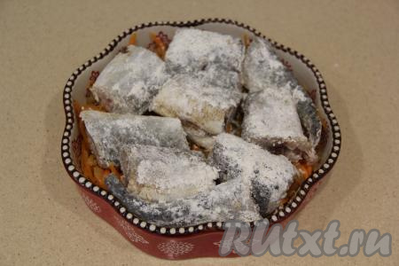 Поверх овощей выложить кусочки наваги, покрытые мучной смесью.