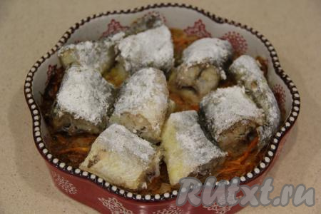 Поставить форму с рыбой в разогретую духовку и запекать минут 30 при температуре 180 градусов.&nbsp;