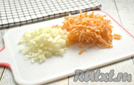 Очищаем лук, зубчик чеснока и морковку. Натираем морковь на средней тёрке, пропускаем через пресс чеснок, лук нарезаем мелко.
