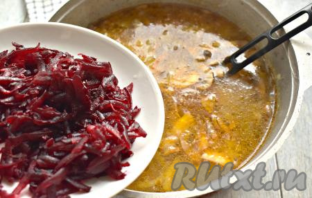 Варёную свеклу натираем на средней тёрке, перекладываем в кастрюлю, перемешиваем, добавляем 1 столовую ложку уксуса для яркого цвета, варим 5 минут.