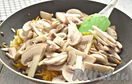 Нарезанные шампиньоны выкладываем на сковороду с обжаренными овощами, перемешиваем, обжариваем, помешивая, минут 5.