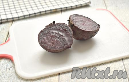 Свеклу хорошо промываем, разрезаем пополам (можно варить и целиком, но на отваривание свеклы целиком потребуется больше времени), кладём в кастрюлю и заливаем холодной водой. Когда вода закипит, убавляем огонь и варим свеклу до мягкости (примерно, 30-40 минут). Обычно свеклу для борща я отвариваю заранее. Варёную свеклу после остывания очищаем от кожуры.