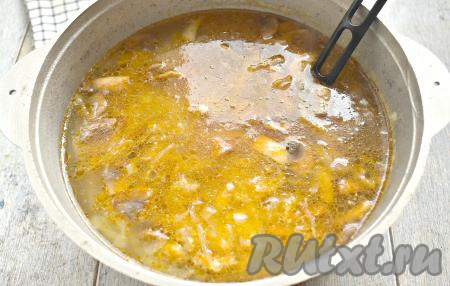 Когда варёные картошка с капустой станут достаточно мягкими, перекладываем в кастрюлю со сковороды обжаренные шампиньоны с овощами, перемешиваем, доводим до кипения, а затем варим 10 минут на небольшом огне.