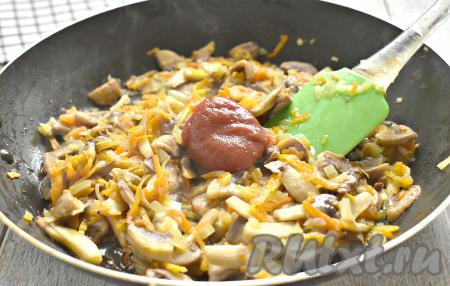 Затем в сковороду добавляем томатную пасту. Если паста кислая, то можно сбалансировать вкус, добавив щекотку сахара. Также добавляем в сковороду 2-3 столовые ложки бульона из кастрюли, перемешиваем, томим на небольшом огне минут 5.