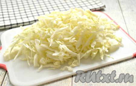 Затем капусту, очищенную от верхних листов и кочерыжки, нарезаем тонко и добавляем в кастрюлю, варим овощи 20 минут.