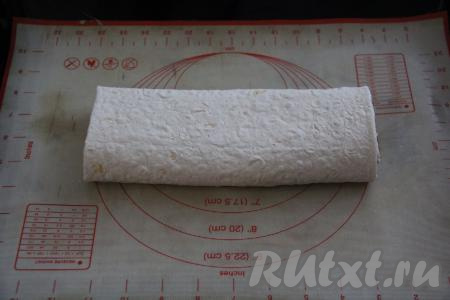 Сформированный штрудель из лаваша с вишнёвой начинкой переложить на противень, застеленный тефлоновым ковриком (или пергаментом).