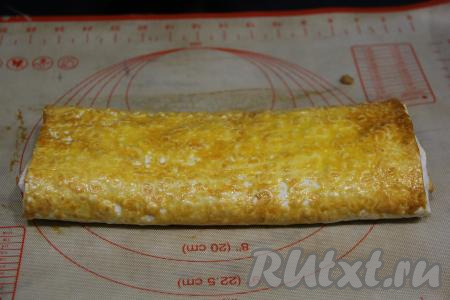 Выпекать штрудель из лаваша с вишнёвой начинкой минут 25 (до лёгкого золотистого цвета) при температуре 180 градусов.