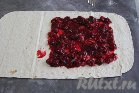 Лист лаваша развернуть и выложить на него всю начинку. Равномерно распределить начинку, отступив от трёх сторон лаваша по 2-3 см (чтобы можно было подвернуть лаваш). От последней (четвёртой) стороны оставляем припуск 9-10 см.