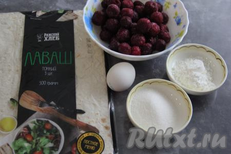 Подготовить продукты. Если у вас свежая вишня, то хорошо её промойте, удалите косточки, выделившийся сок слейте. Я использовала замороженную вишню без косточек, её можно не размораживать.